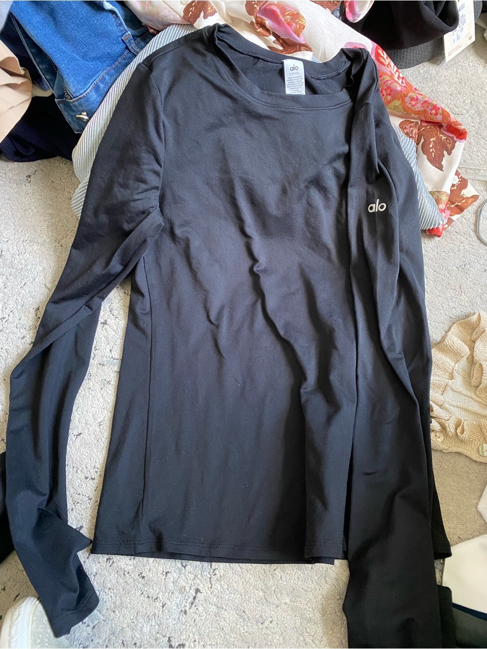 ALO Yoga Black Long-Sleeve Fitted Top - Picture 2 of 3